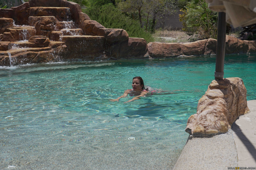 She’s Riding Like A Damn Pro 09