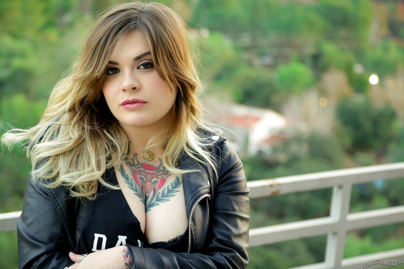 Farrah Paws Hot Tatooed Babe 01